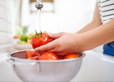 Laver les fruits et légumes avec du bicarbonate de soude : pour ou contre ?