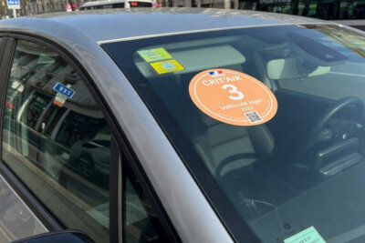 Fin des ZFE : Faut-il garder ou retirer sa vignette Crit’Air ?