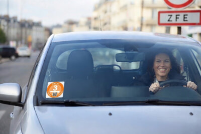 Suppression des ZFE annulée et vignette Crit'Air : Peut-on encore rouler avec sa voiture en 2026 ?