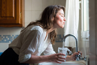 Qualité de l’eau du robinet : Comment vérifier si l’eau de votre commune est conforme ?