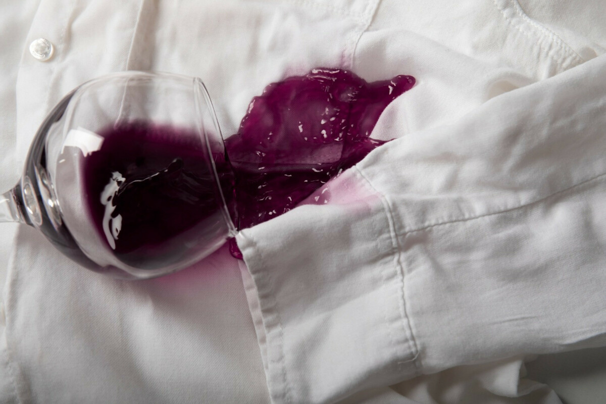 Nettoyage : 9 astuces pour enlever une tache de vin rouge