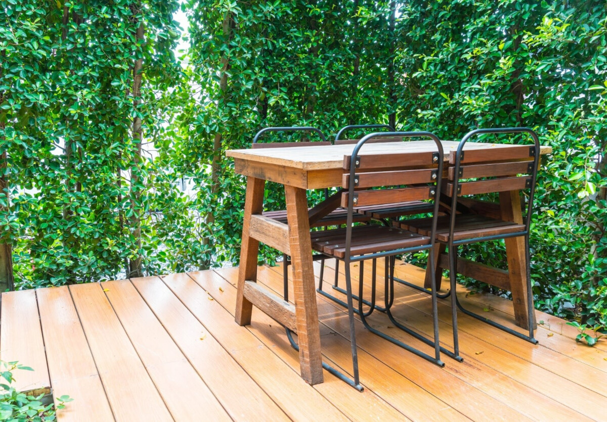 5 méthodes efficaces pour éviter que votre terrasse en bois devienne glissante