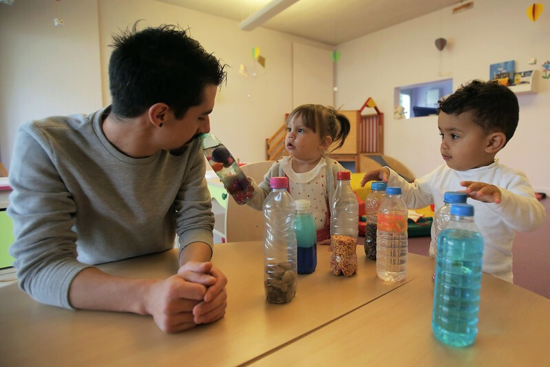6 idées de bouteilles sensorielles pour enfants