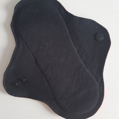 Serviette hygiénique en coton bio lavable noire - 19 cm