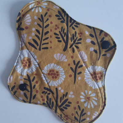 Serviette hygiénique en coton bio lavable Fleurs Moutarde - 19 cm